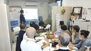 会議をしている人々