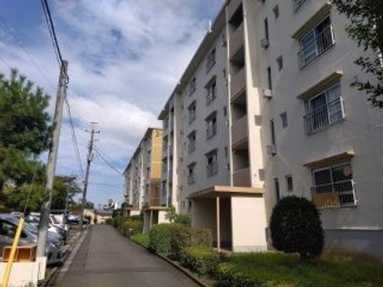 建物外観と道路  