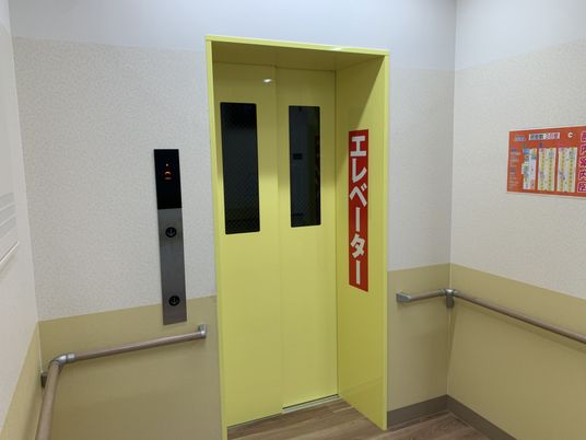 黄色いエレベーター