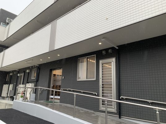 白いタイルの外観