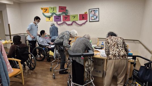 交流の様子の室内