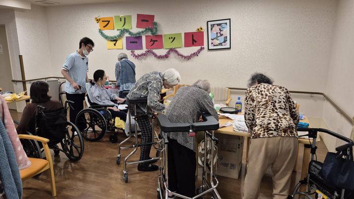 交流の様子の室内