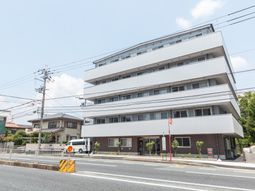 白い外観の建物  