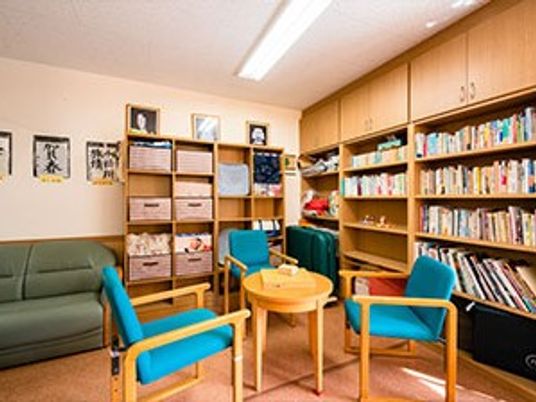 本棚と椅子のある部屋  