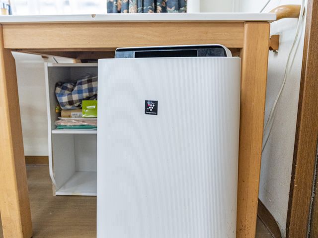 空気清浄機のある部屋 洋室 落ち着いた雰囲気の洋室には、空気清浄機が設置されており、快適に過ごせる環境が整っています。