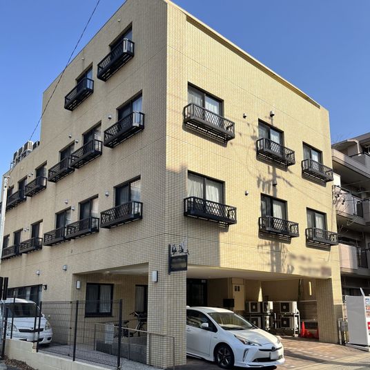 明るい建物の外観