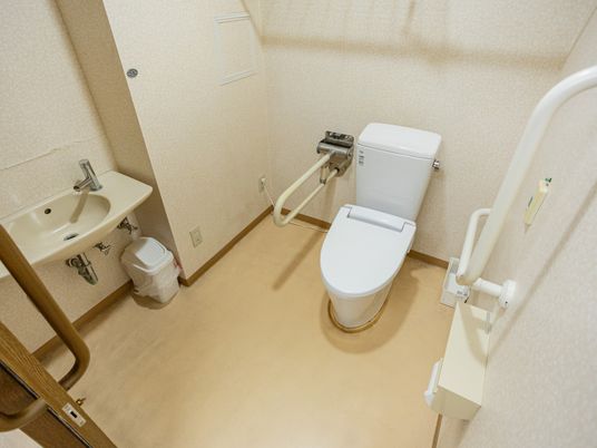 手すりのあるトイレ