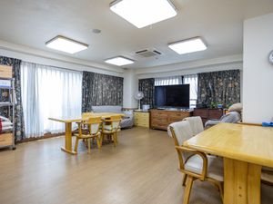 落ち着いたテーブルのダイニングルーム
