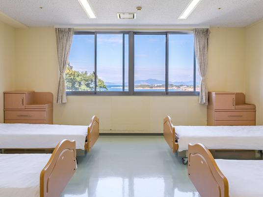 明るい居室のベッド配置  