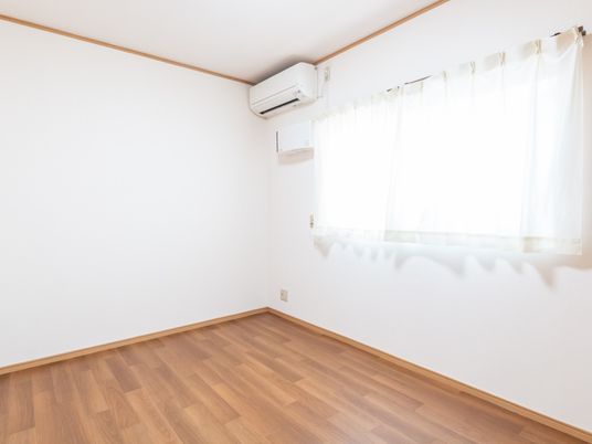 明るい居室の一角  