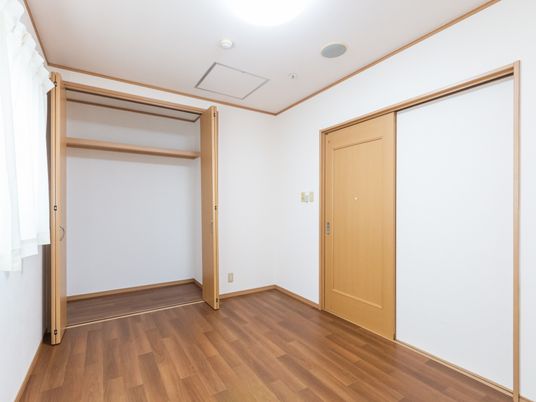 明るい居室の収納  