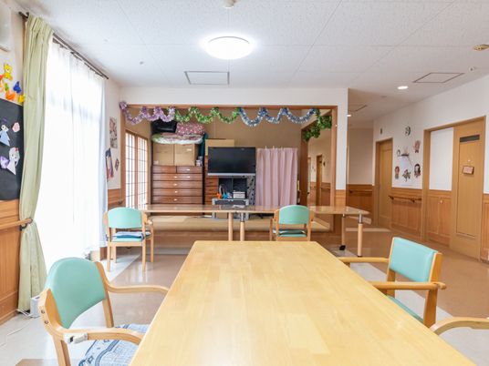明るい食堂のテーブル  