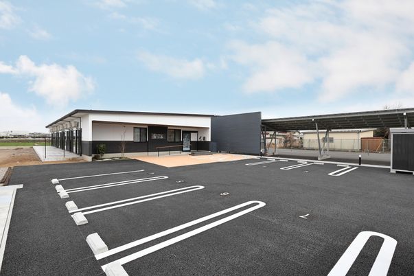 広い駐車場の外観