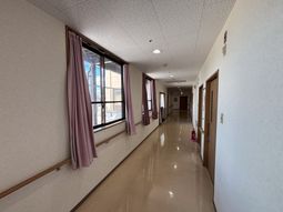 窓のある明るい廊下