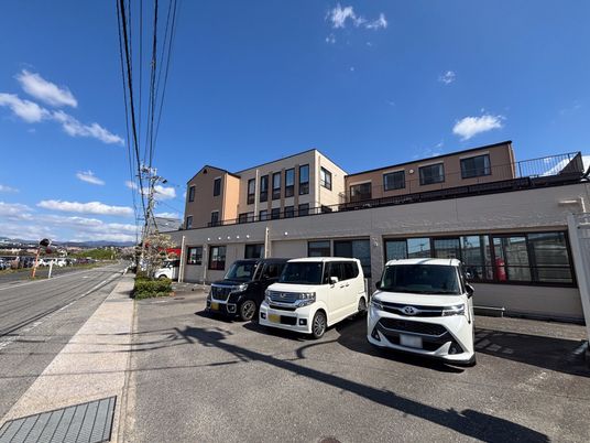 青空の駐車場と建物
