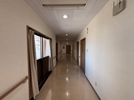 手すり付きの廊下