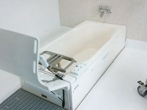手すり付き浴槽の浴室  