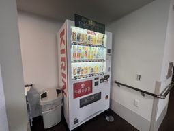 飲み物の自販機と廊下
