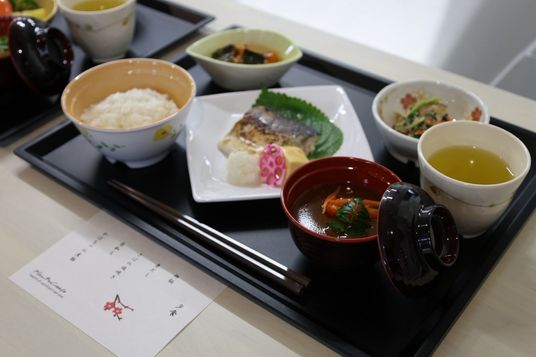 和食膳のテーブル