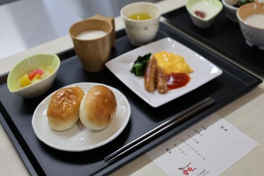 朝食が提供される食堂