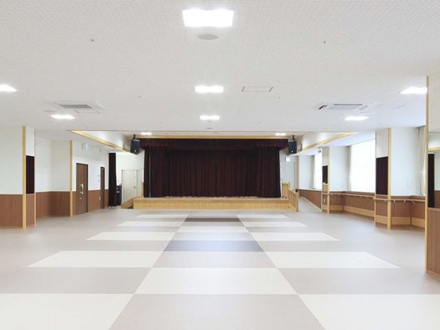 多目的ホール 多目的室   広い床面で見通しのよい多目的室です。前方にステージがあり、集まりや催しに使いやすそうです。