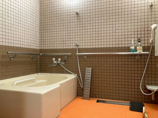 浴室の手すり付き浴槽  