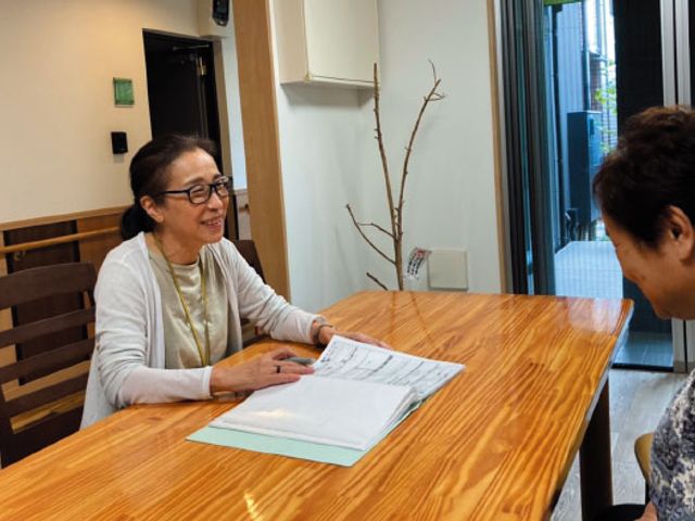 穏やかな対話の場 ラウンジ スタッフと入居者が和やかに会話を楽しむスペースです。自然な交流ができる環境です。