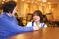 利用者と職員の会話リビング  