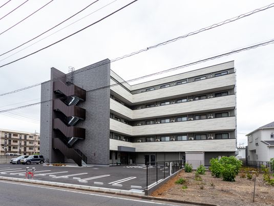 4階建ての近代的建物