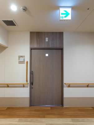 木製ドアの廊下
