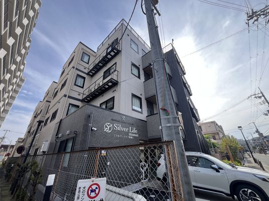 モダンな外観の建物