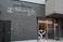 落ち着いた看板の外観