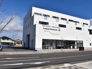 白い建物の外観  