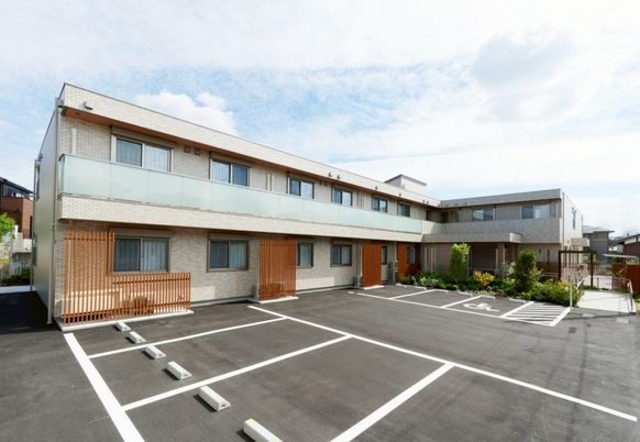 駐車場付きの建物外観