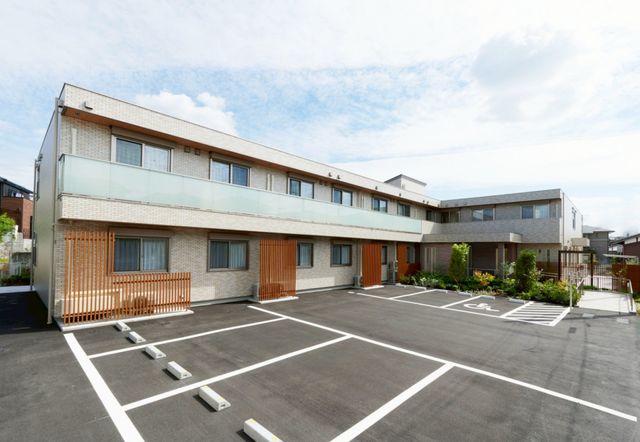 駐車場付きの建物外観