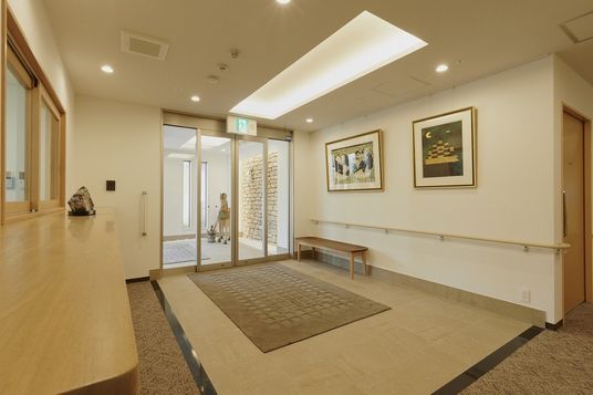 落ち着いた雰囲気のエントランス