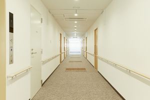 一直線の明るい廊下