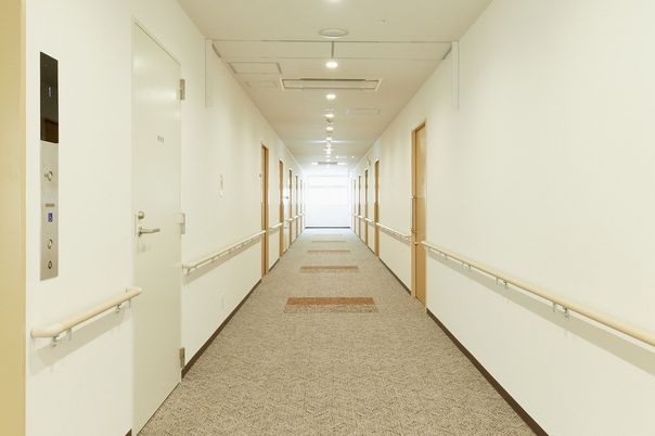一直線の明るい廊下