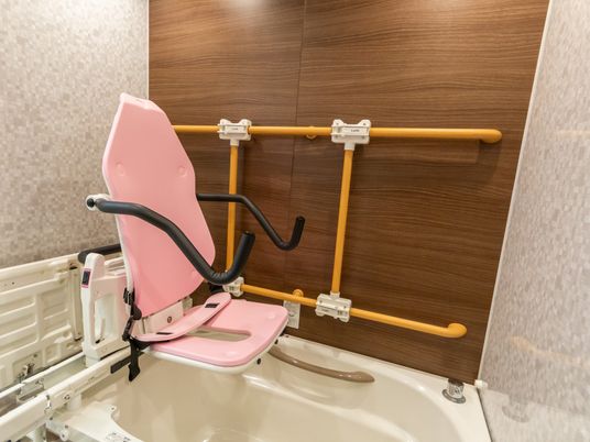 明るい浴室の設備