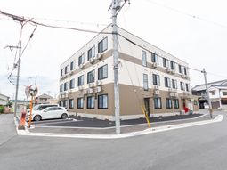 周囲の道路に面した建物の外観