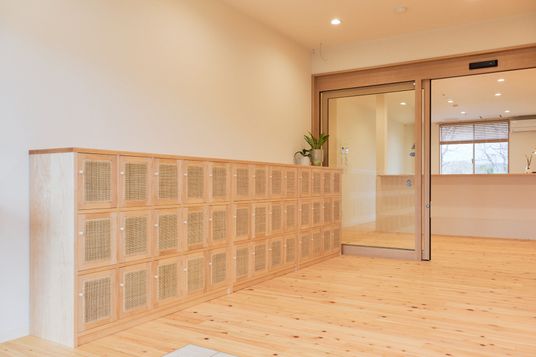 木製ロッカーのある廊下