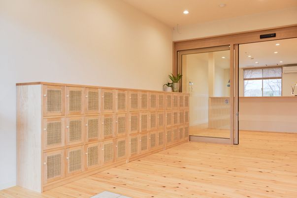 木製ロッカーのある廊下