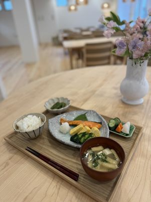 食事が並ぶテーブル