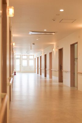 光が差し込む廊下