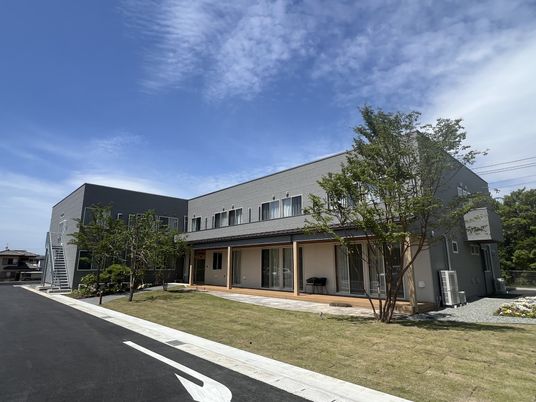 広がる庭のある建物