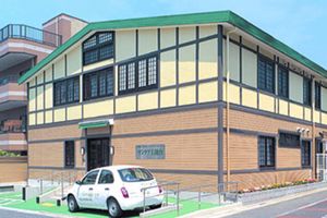 落ち着いた外観の建物