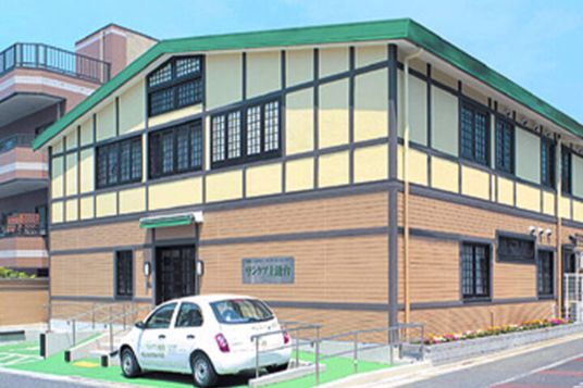 落ち着いた外観の建物