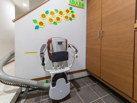 階段昇降機のある廊下  