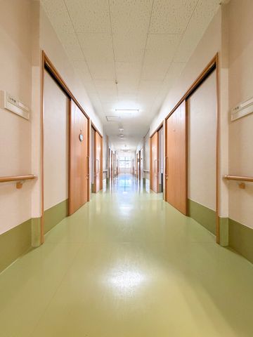 安全な移動が可能な廊下 廊下 ゆったりとした廊下は、安全な移動をサポートします。両側に手すりが設置されています。