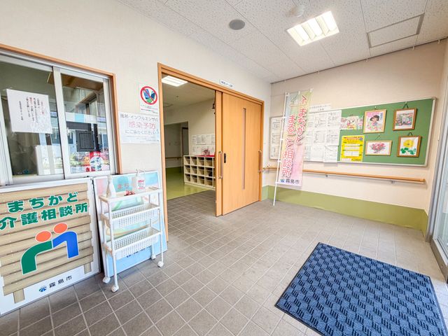 相談窓口と掲示物 エントランス 明るく開放的なスペースには、相談窓口と利用しやすい掲示板が設置されています。